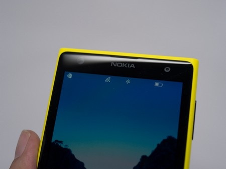 Camera trước và logo nhà mạng AT&T ở mặt trước của máy