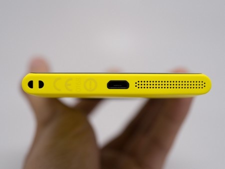 Cổng kết nối và loa ngoài ở cạnh dưới