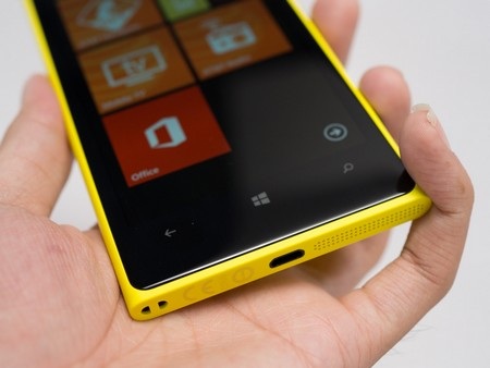 3 phím cảm ứng ở bên dưới màn hình Lumia 1020