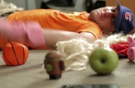 Nokia lại chê iPhone trong clip quảng cáo mới của smartphone Lumia - 1 Hình ảnh chú robot Android và quả táo (Apple) xuất hiện đầy ẩn ý trong đoạn clip