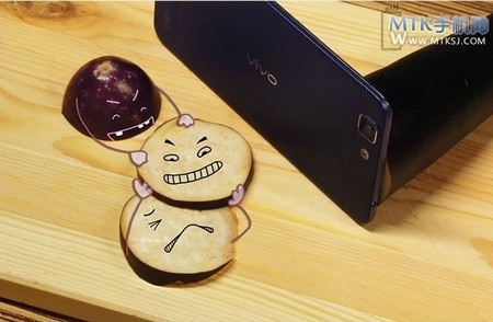 Smartphone mỏng nhất thế giới khoe tài... cắt rau củ - 2 Vivo X3 (trái) đọ độ dày với iPhone 5 (dày 7,6mm)