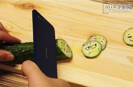 Smartphone mỏng nhất thế giới khoe tài... cắt rau củ - 3 Vivo X3 (trái) đọ độ dày với iPhone 5 (dày 7,6mm)
