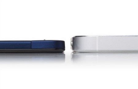 Smartphone mỏng nhất thế giới khoe tài... cắt rau củ - 4 Vivo X3 (trái) đọ độ dày với iPhone 5 (dày 7,6mm)