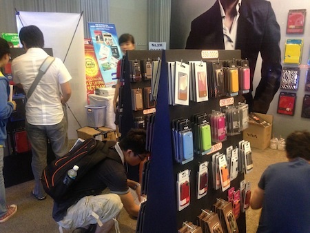 Gian hàng phụ kiện là nơi được rất nhiều khách quan tâm và chọn lựa sản phẩm