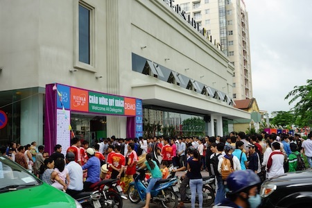 Dù tổ chức ở địa điểm mới, triển lãm vẫn thu hút rất đông khách thăm dự ngay ngày đầu tiên