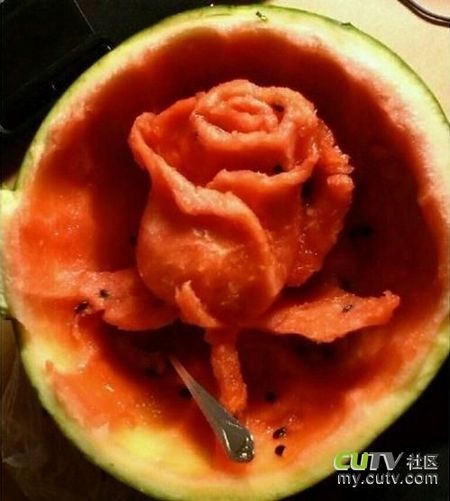 Tạo hình thú vị trên dưa hấu bằng thìa - 1 T.Thủy