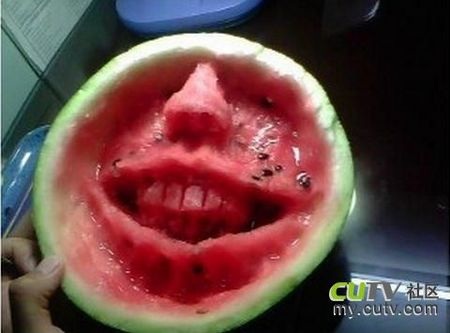Tạo hình thú vị trên dưa hấu bằng thìa - 5 T.Thủy