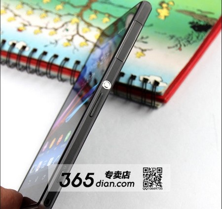 Ảnh thực tế rõ nét smartphone “siêu camera” Xperia Z1 của Sony - 2 Nút nguồn nổi bật ở cạnh bên