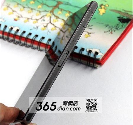 Ảnh thực tế rõ nét smartphone “siêu camera” Xperia Z1 của Sony - 7 Khe cắm SIM và thẻ nhớ được bảo bọc kỹ. Bên cạnh đó là cổng kết nối với đế sạc bên ngoài