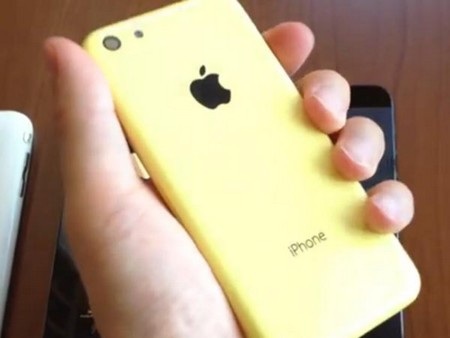 Rò rỉ video cận cảnh lớp vỏ nhựa của iPhone giá rẻ - 1 Lớp vỏ nhựa của iPhone 5C có kích thước dài hơn và dày hơn so với phiên bản iPhone 5