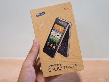 Cận cảnh smartphone nắp gập cổ điển Galaxy Golden tại Việt Nam - 1 Hộp đựng Galaxy Golden có chất liệu giống với Galaxy S4
