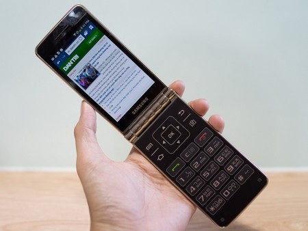 Cận cảnh smartphone nắp gập cổ điển Galaxy Golden tại Việt Nam - 11 3 phím cảm ứng ở màn hình ngoài như những mẫu smartphone Android khác