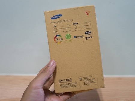 Cận cảnh smartphone nắp gập cổ điển Galaxy Golden tại Việt Nam - 2 Thông số in ở mặt sau của máy