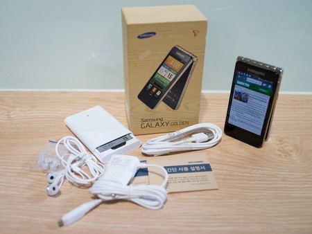 Cận cảnh smartphone nắp gập cổ điển Galaxy Golden tại Việt Nam - 3 Phụ kiện bên trong máy