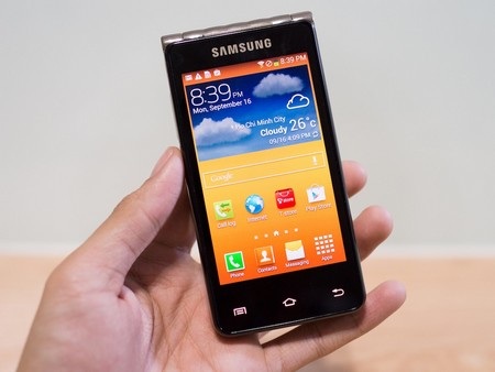 Cận cảnh smartphone nắp gập cổ điển Galaxy Golden tại Việt Nam - 5 Nhìn chính diện, Galaxy Golden giống với những mẫu smartphone màn hình cảm ứng thông thường