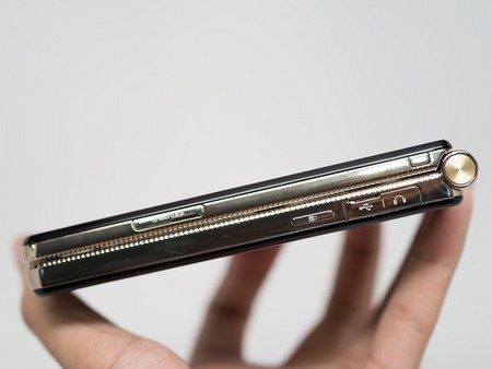 Cận cảnh smartphone nắp gập cổ điển Galaxy Golden tại Việt Nam - 7 Cạnh phải với nút nguồn, khe cắm thẻ nhớ và cổng kết nối