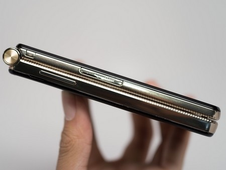 Cận cảnh smartphone nắp gập cổ điển Galaxy Golden tại Việt Nam - 8 Khe cắm SIM và phím điều chỉnh âm lượng ở cạnh trái