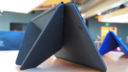 Máy tính bảng Kindle Fire mới trình làng với cấu hình “khủng” - 7 Lớp vỏ bọc bảo vệ với thiết kế độc đáo để làm giá đỡ cho sản phẩm