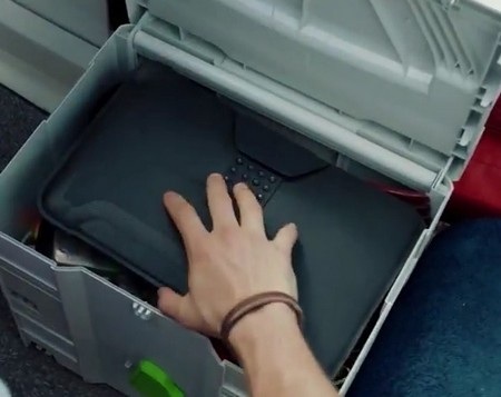 Motorola tung video kịch tính “úp mở” mẫu máy tính bảng mới - 1 Hình ảnh chiếc máy tính bảng thấp thoáng trong “gói hàng bí mật”