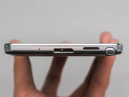Đập hộp Galaxy Note 3 chính hãng bán tại Việt Nam - 12 Loa ngoài, cổng kết nối và nơi cắm viết S-Pen nằm ở cạnh dưới