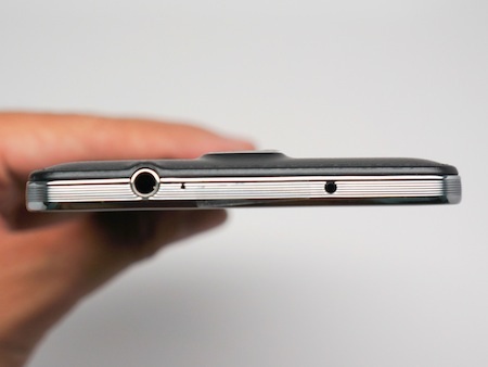 Đập hộp Galaxy Note 3 chính hãng bán tại Việt Nam - 13 Giắc cắm phone và cổng hồng ngoại nằm ở cạnh trên