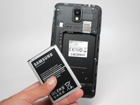 Đập hộp Galaxy Note 3 chính hãng bán tại Việt Nam - 15 Pin có thể tháo rời, khe cắm SIM và thẻ nhớ nằm ở bên trong vỏ máy