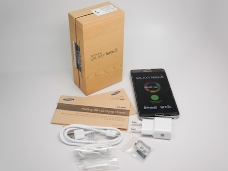 Đập hộp Galaxy Note 3 chính hãng bán tại Việt Nam - 2 Phụ kiện bên trong khá đơn giản, gồm tai nghe, cáp kết nối, sạc và sách hướng dẫn
