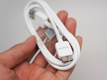 Đập hộp Galaxy Note 3 chính hãng bán tại Việt Nam - 3 Galaxy Note 3 sử dụng cáp kết nối chuẩn USB 3.0 kèm theo