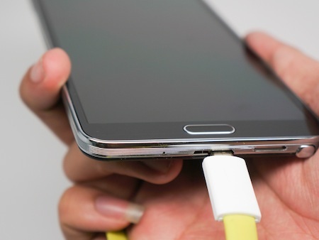Đập hộp Galaxy Note 3 chính hãng bán tại Việt Nam - 4 Tuy nhiên người dùng vẫn có thể sử dụng cáp kết nối USB 2.0 nếu muốn