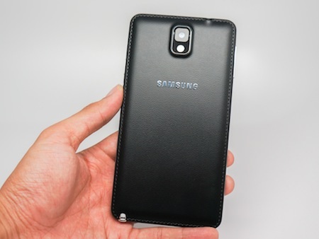 Đập hộp Galaxy Note 3 chính hãng bán tại Việt Nam - 6 Mặt sau của máy vẫn sử dụng lớp vỏ bằng chất liệu nhựa nhưng có thiết kế giả da