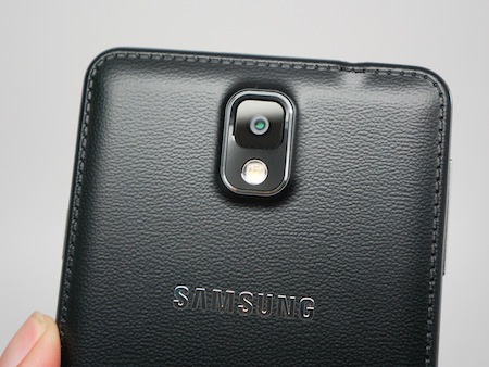Đập hộp Galaxy Note 3 chính hãng bán tại Việt Nam - 7 Mặt sau của máy vẫn sử dụng lớp vỏ bằng chất liệu nhựa nhưng có thiết kế giả da