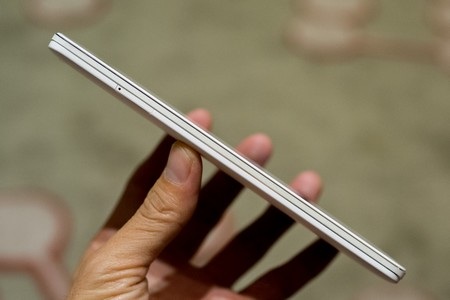 Máy có thiết kế khá mỏng. Khe cắm SIM nằm ở cạnh trái