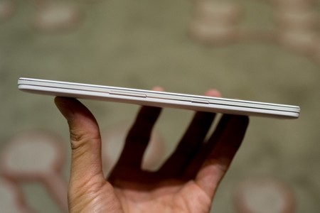 Nút nguồn và phím điều chỉnh âm lượng nằm ở cạnh phải