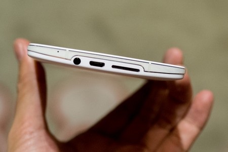 Giăc cắm phone, cổng kết nối và loa ngoài nằm ở cạnh dưới