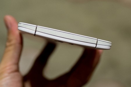 Cạnh trên với cụm camera có thể xoay