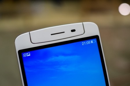 Điểm nhấn trong thiết kế nằm ở phần camera ở mặt trên của máy 