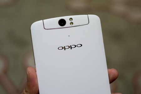 Camera 13 megapixel với đèn flash kép