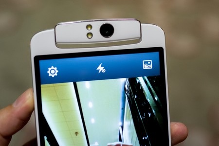 Camera chính có thể xoay từ sau ra trước để trở thành camera trước giúp chụp ảnh chân dung