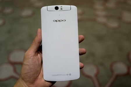 Mặt sau của OPPO N1 khi camera ở vị trí mặc định