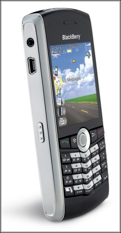 Lịch sử đầy thăng trầm của BlackBerry và những cột mốc đáng nhớ - 5 BlackBerry 8100, smartphone được tích hợp camera và bi lăn đặc trưng của RIM