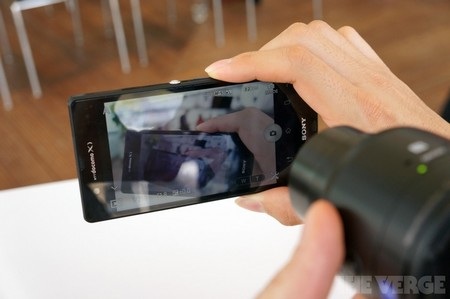 Bộ đôi ống kính của Sony "hóa phép" smartphone thành máy ảnh chuyên nghiệp - 4 Hoặc có thể kết nối từ xa với smartphone để có được nhiều góc chụp hơn