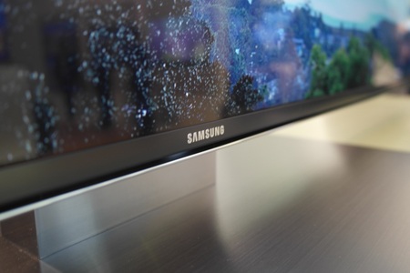 Bộ đôi tivi này có kích thước và viền màn hình mỏng ấn tượng