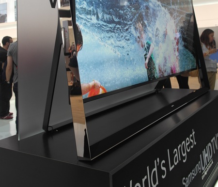 Viền khung kiêm giá đỡ của màn hình được làm bằng kim loại