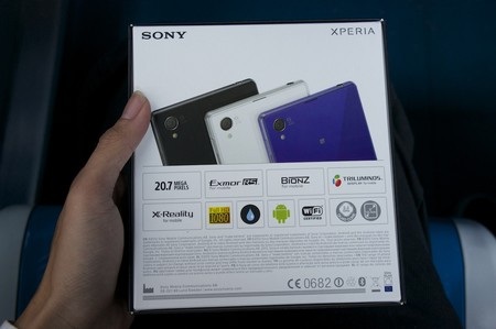 Mở hộp smartphone “siêu camera” Xperia Z1 tại Việt Nam - 1 Các thông số của Xperia Z1 được in trên vỏ hộp