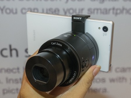 QX100 gắn vào mặt sau của Xperia Z1 để biến chiếc smartphone thành một máy ảnh chuyên nghiệp
