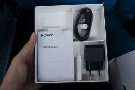 Mở hộp smartphone “siêu camera” Xperia Z1 tại Việt Nam - 2 Phụ kiện đi kèm bên trong sản phẩm rất đơn giản