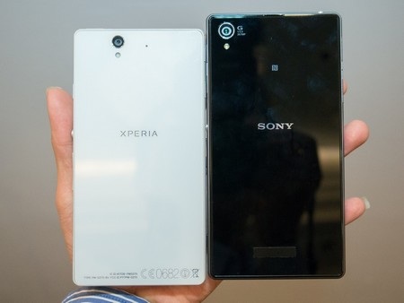Sự khác biệt có thể dễ dàng nhận rõ ở mặt sau của 2 sản phẩm (Xperia Z1 nằm ở bên phải)