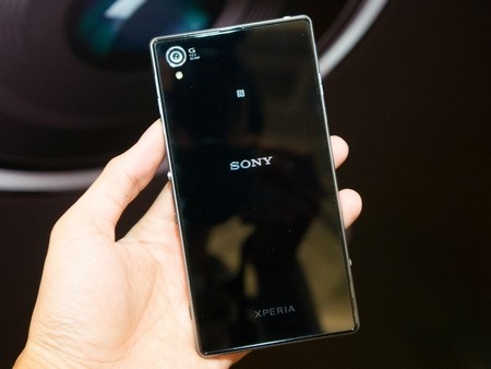 Mở hộp smartphone “siêu camera” Xperia Z1 tại Việt Nam - 4 Mặt trước và mặt sau của máy đều được làm bằng kính cường lực Gorilla Glass