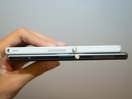 Sự khác biệt có thể dễ dàng nhận rõ ở mặt sau của 2 sản phẩm (Xperia Z1 nằm ở bên phải)