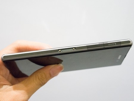 Mở hộp smartphone “siêu camera” Xperia Z1 tại Việt Nam - 5 Mặt trước và mặt sau của máy đều được làm bằng kính cường lực Gorilla Glass